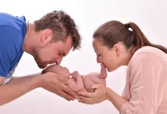 Babyfüße in ein weiches Tuch gehüllt
