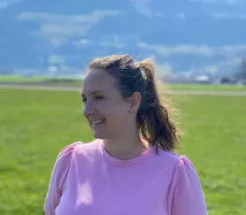 Babyschuhe neben einem Ultraschallbild im Gras